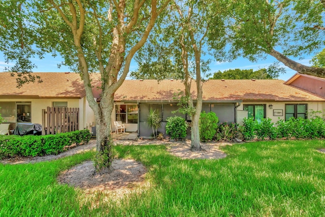 ranch-style house featuring a front lawn