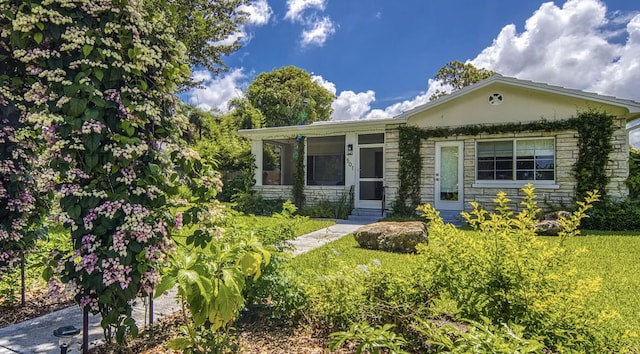 view of front of house featuring a front yard