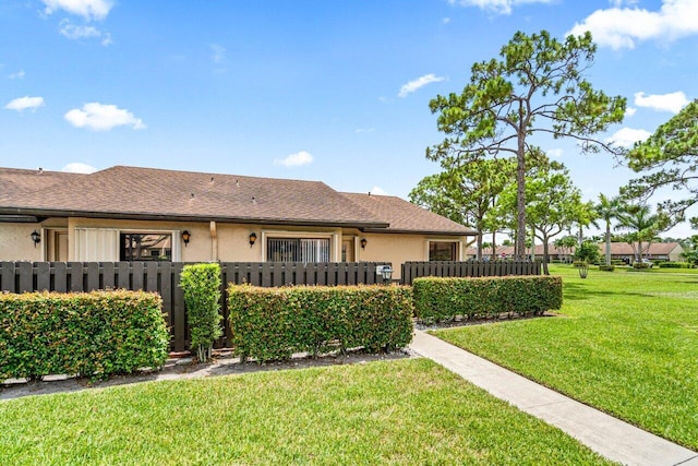 ranch-style house featuring a front yard