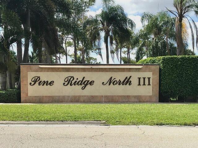 community sign with a lawn