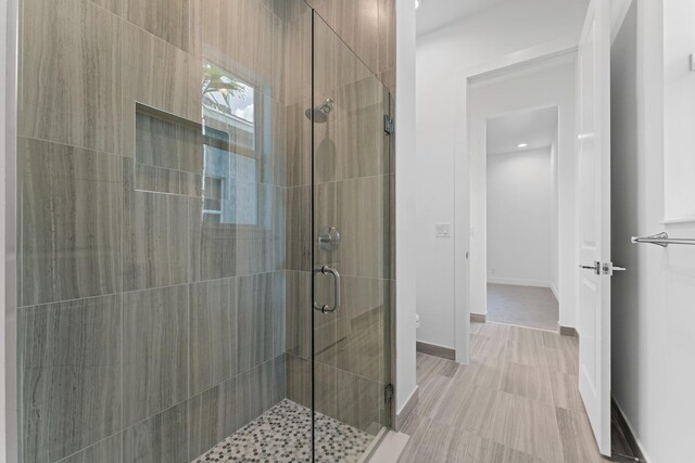 bathroom featuring a tile shower