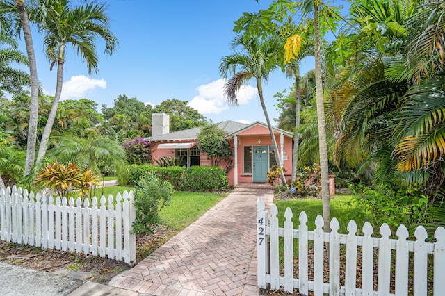 view of front of home featuring a front yard