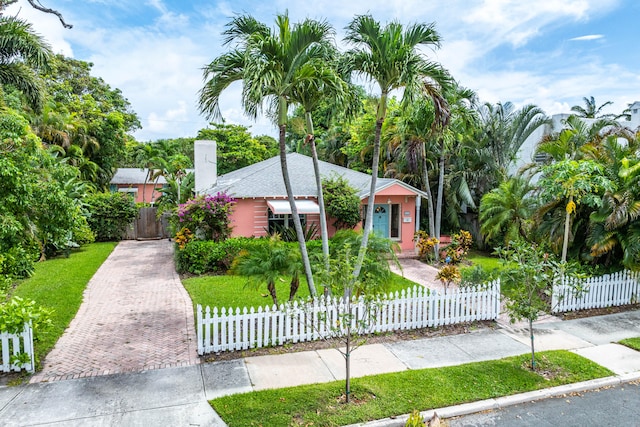 view of front of home with a front lawn