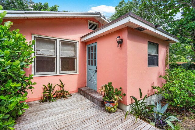 view of front of house featuring a wooden deck