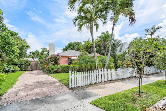 view of front of home featuring a front yard