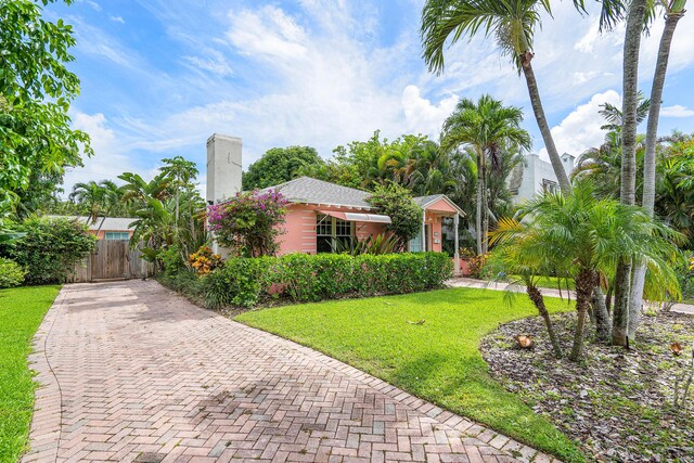 view of front of house with a front lawn