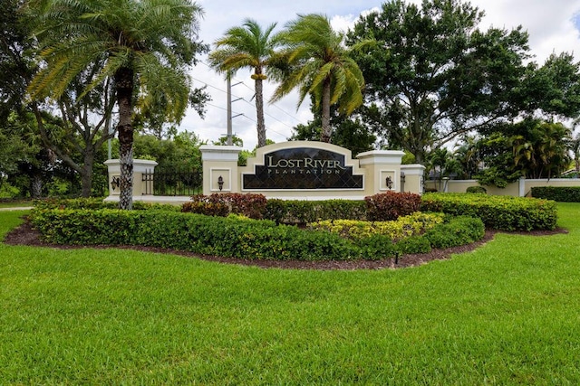 community / neighborhood sign featuring a yard