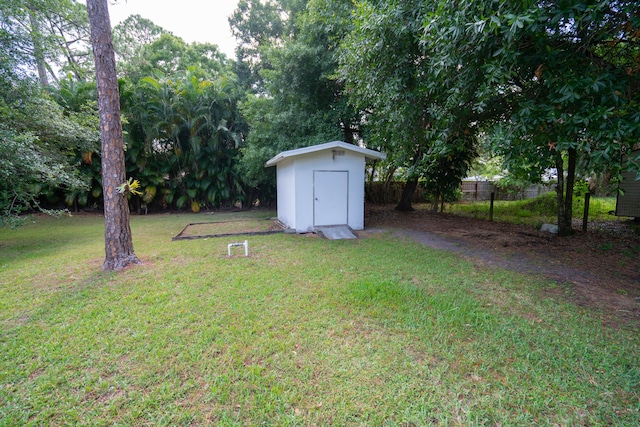 view of yard featuring a storage shed