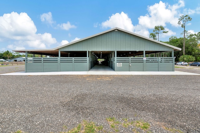 view of front of property featuring an outdoor structure