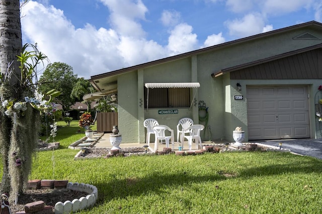 view of front of property featuring a front lawn and a garage