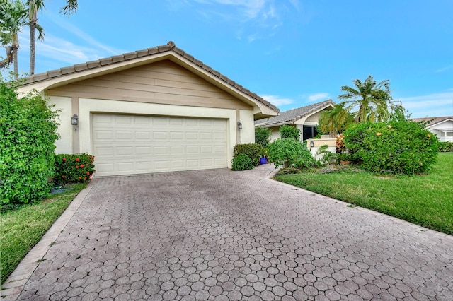 view of front of house featuring a garage and a front yard