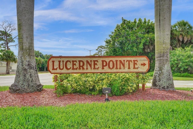 view of community / neighborhood sign