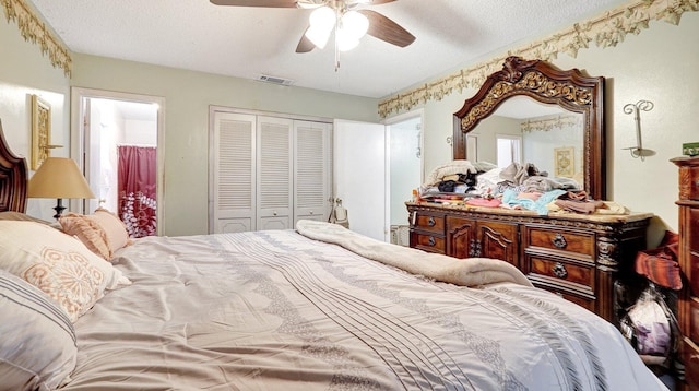 bedroom with a closet, a textured ceiling, and ceiling fan