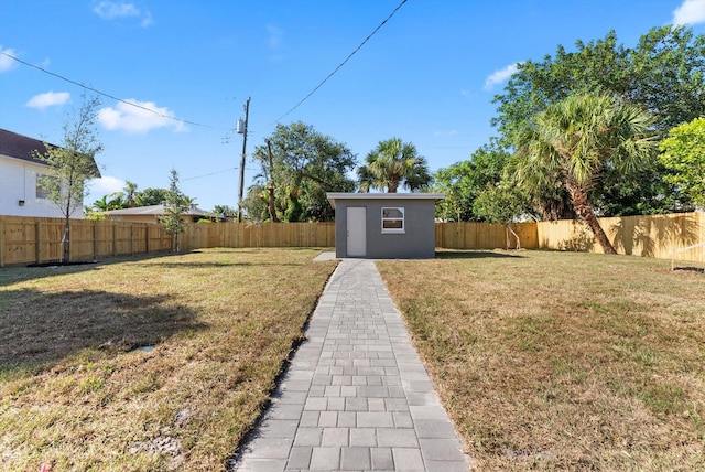 view of yard featuring an outbuilding