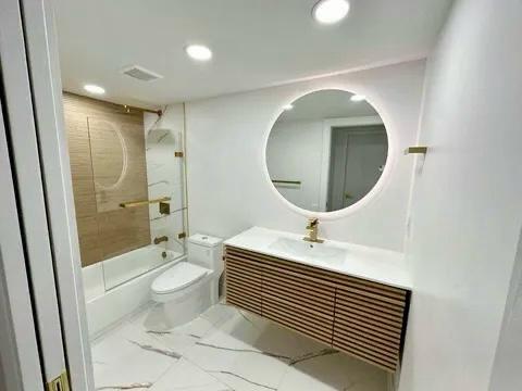 full bathroom with toilet, vanity, and tiled shower / bath