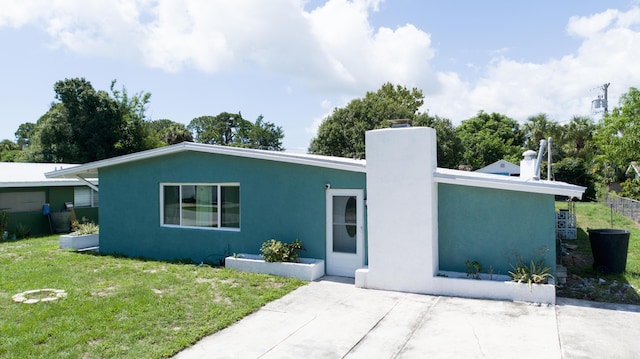 1013 Hispana Ave, Fort Pierce, FL 34982 - view of front facade with a chimney and stucco siding