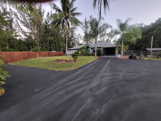 view of front of property featuring a front lawn