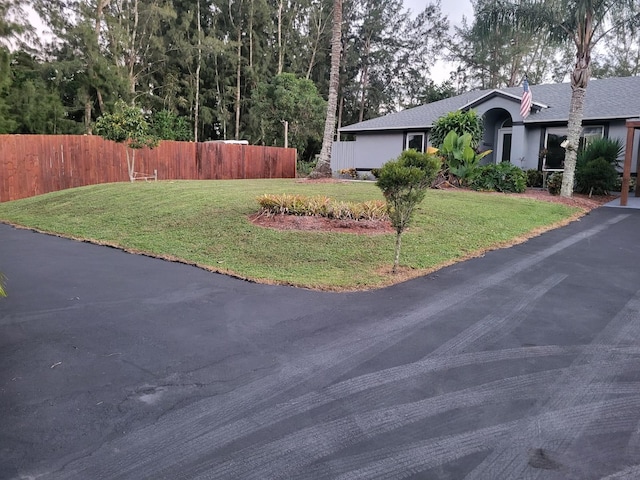 view of front of home featuring a front yard