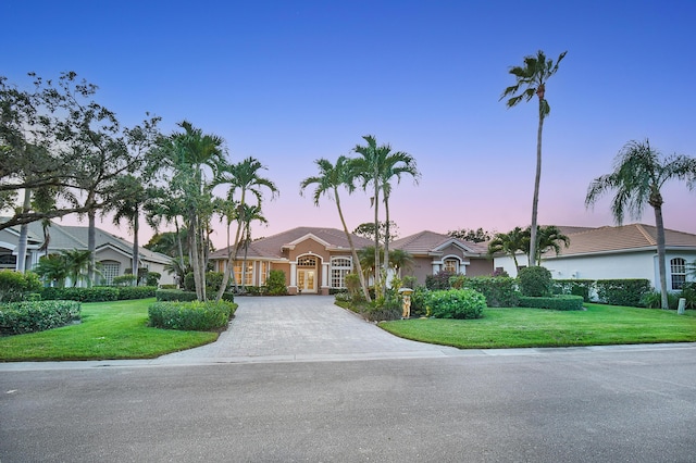 single story home featuring a lawn