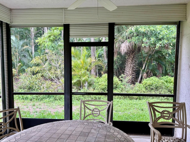 sunroom with ceiling fan