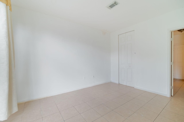 empty room featuring light tile patterned floors