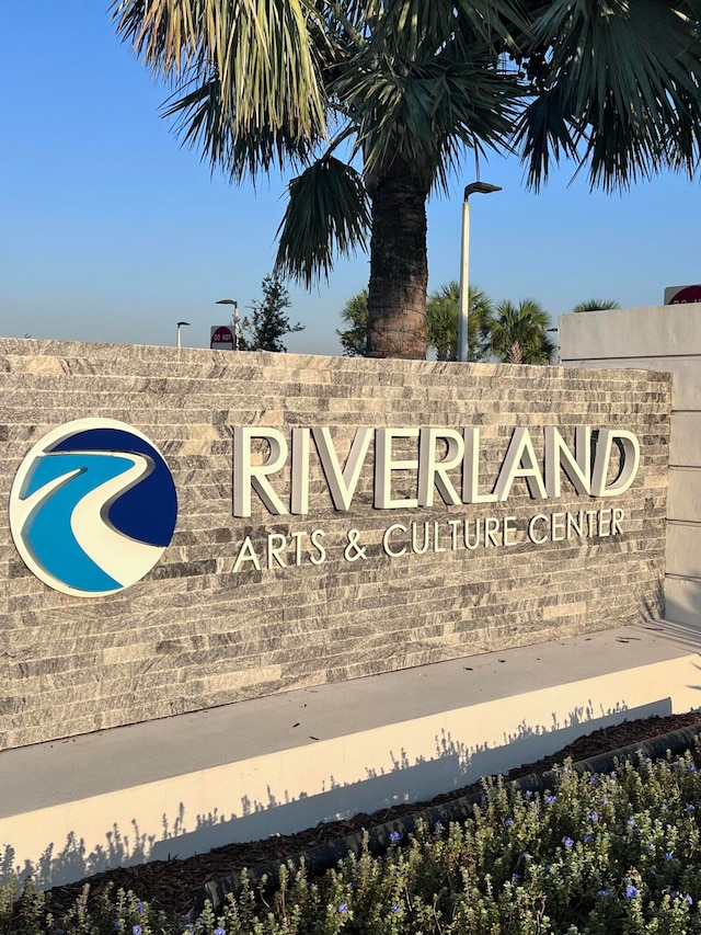 view of community / neighborhood sign