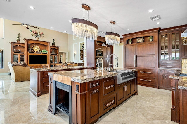 kitchen with a kitchen island with sink, beverage cooler, visible vents, open shelves, and an inviting chandelier