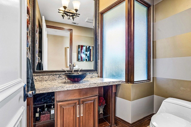 half bathroom featuring beverage cooler, visible vents, vanity, and toilet