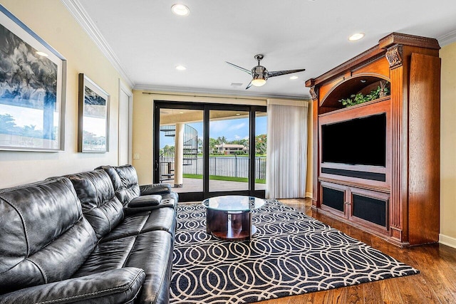 living room with baseboards, a ceiling fan, wood finished floors, crown molding, and recessed lighting