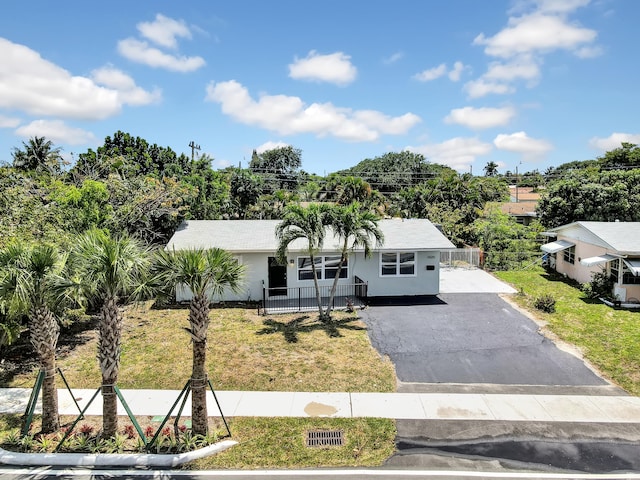 view of front of home with a front lawn