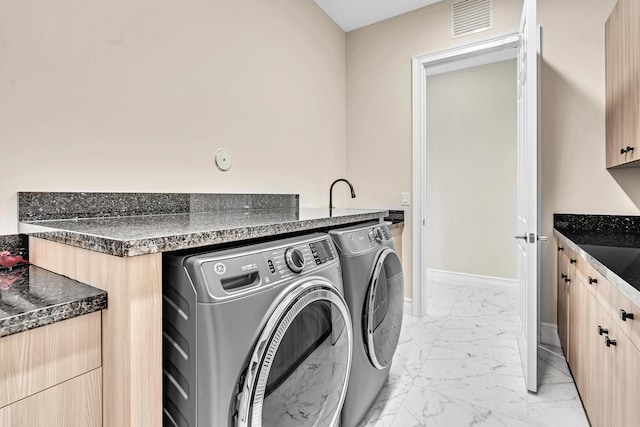 washroom featuring marble finish floor, visible vents, independent washer and dryer, and baseboards