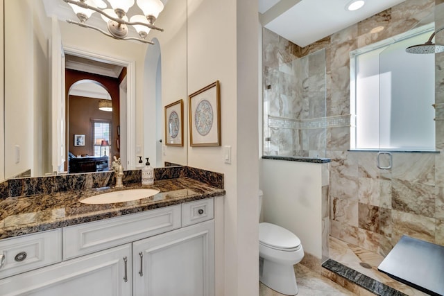 living area featuring an inviting chandelier and ornamental molding