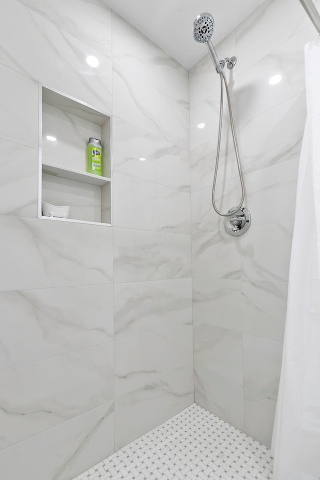 bathroom featuring a tile shower