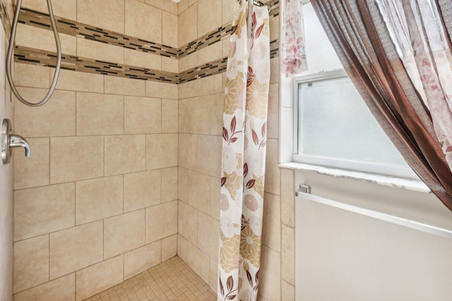 bathroom featuring a shower with shower curtain