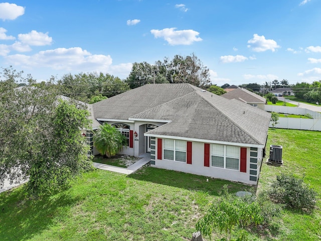 view of front of property featuring a front lawn