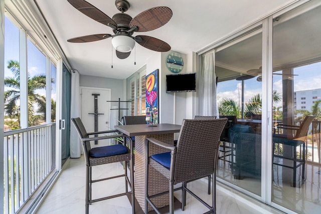 sunroom with ceiling fan