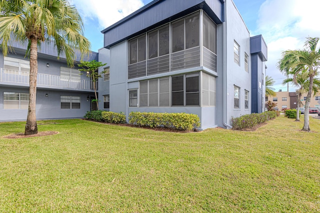 back of house featuring a lawn