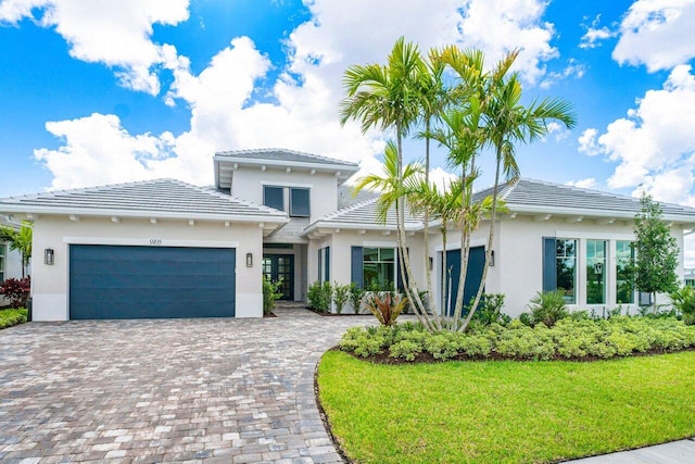 view of front of property featuring a front yard and a garage