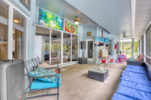 sunroom with ceiling fan