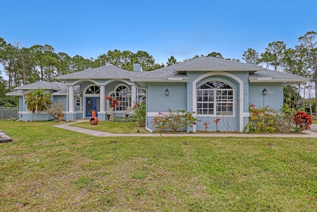 ranch-style house featuring a front yard