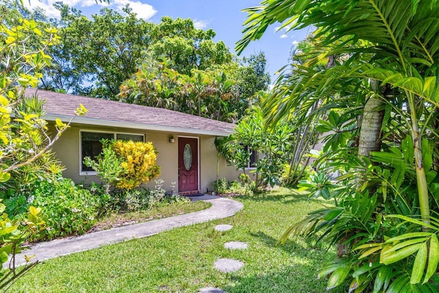 view of front of home featuring a front yard