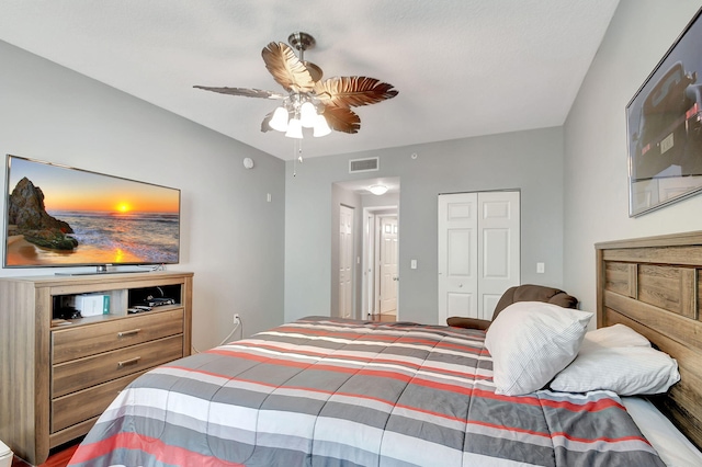 bedroom featuring a ceiling fan, visible vents, and a closet