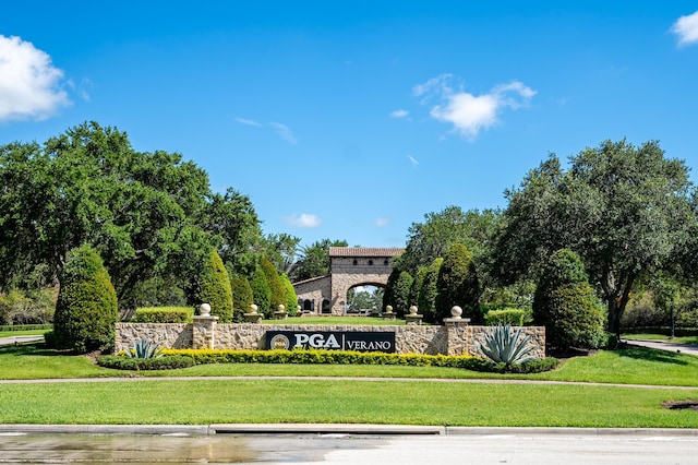 community / neighborhood sign featuring a lawn