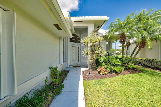 entrance to property featuring a yard