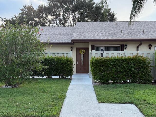 single story home with a front lawn