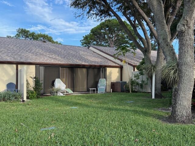 back of house featuring a lawn