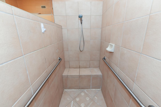 bathroom featuring a tile shower