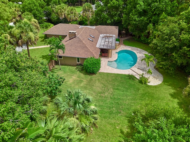 view of swimming pool with a yard