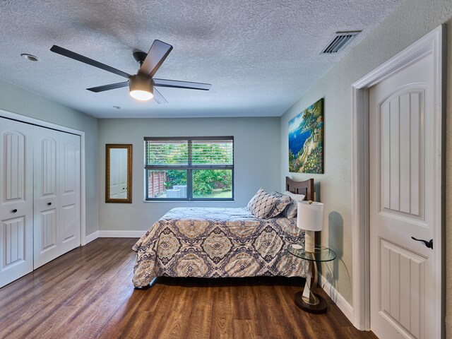 bedroom featuring a textured ceiling, ceiling fan, hardwood / wood-style floors, and a closet