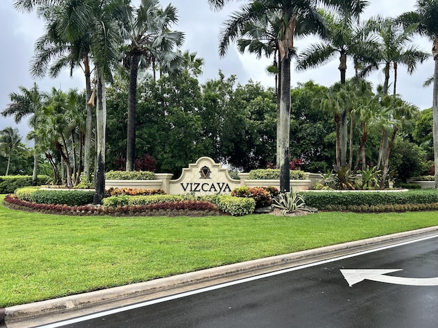 community / neighborhood sign featuring a lawn